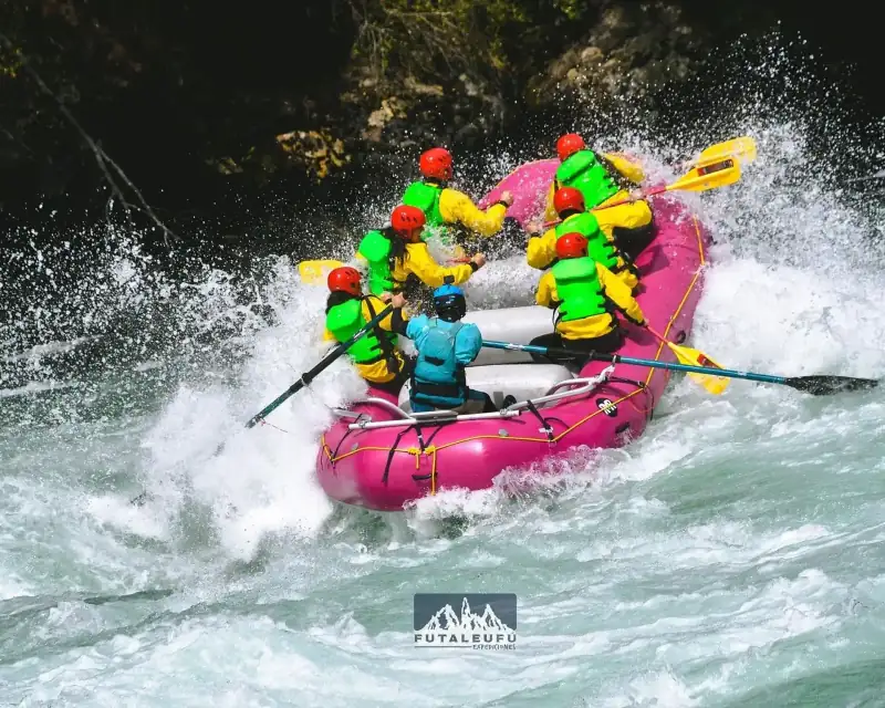 Balsa de rafting Futaleufú Expediciones descendiendo un rápido turquesa en la Patagonia chilena